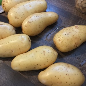 Laver puis sécher les pommes de terre.