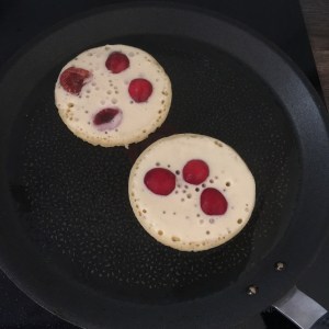 Ajouter quelques moities de cerises pendant la cuisson.